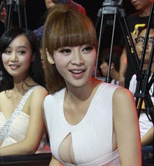 女明星蹲下露出内裤,女明星蹲地意外露出内裤引热议