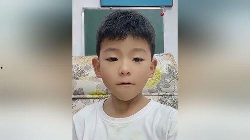 网红小李朝吃棒棒糖