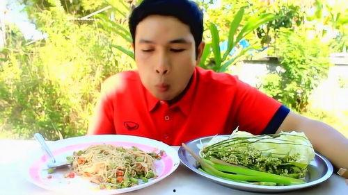 泰国网红小哥吃米粉视频,美味瞬间征服味蕾